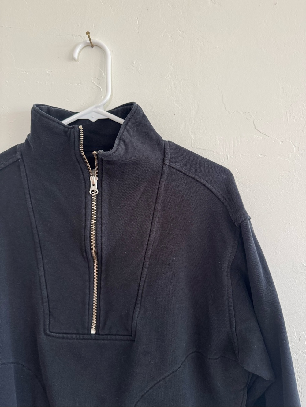 EVERLANE half zip sweatshirt in faded black!